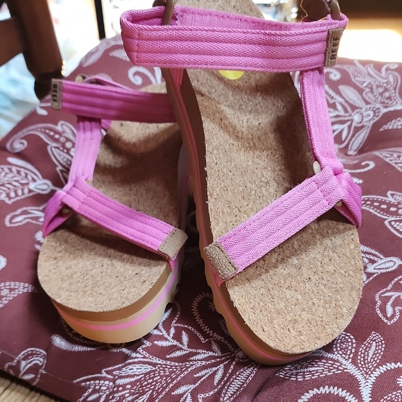 NWOT Reef Rem Hi Pink Sandals, Barbicore Size 9.5 - Picture 8 of 9